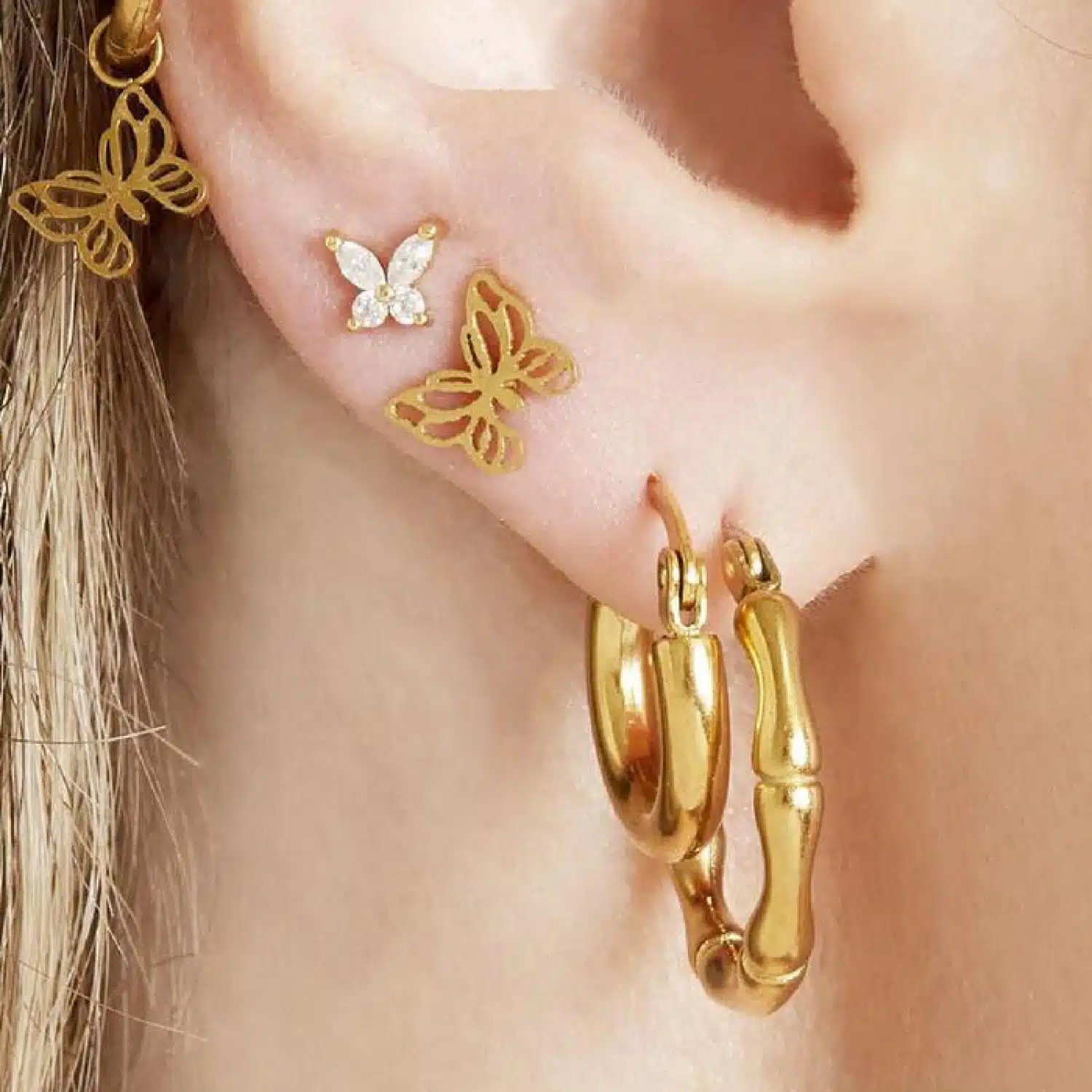 mujer-con-pendientes-de-mariposa-oro